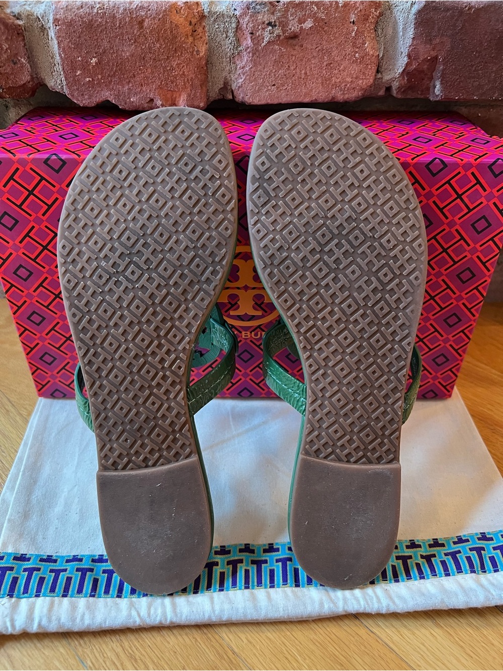 Tory Burch Arugula Green Naplak Patent Leather Miller Sandals - Picture 10 of 13